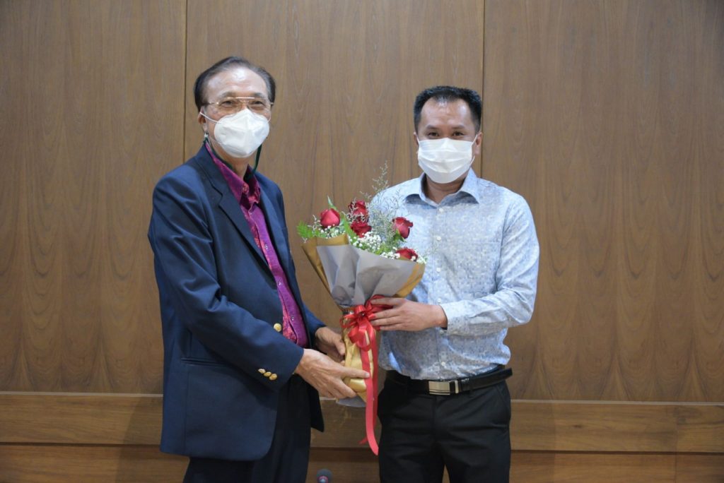 อธิการบดี ม.วลัยลักษณ์ มอบช่อดอกไม้แสดงความยินดีแก่อาจารย์และนักศึกษา ส.วิศวกรรมศาสตร์ฯ ผู้สร้างชื่อเสียงให้มหาวิทยาลัย