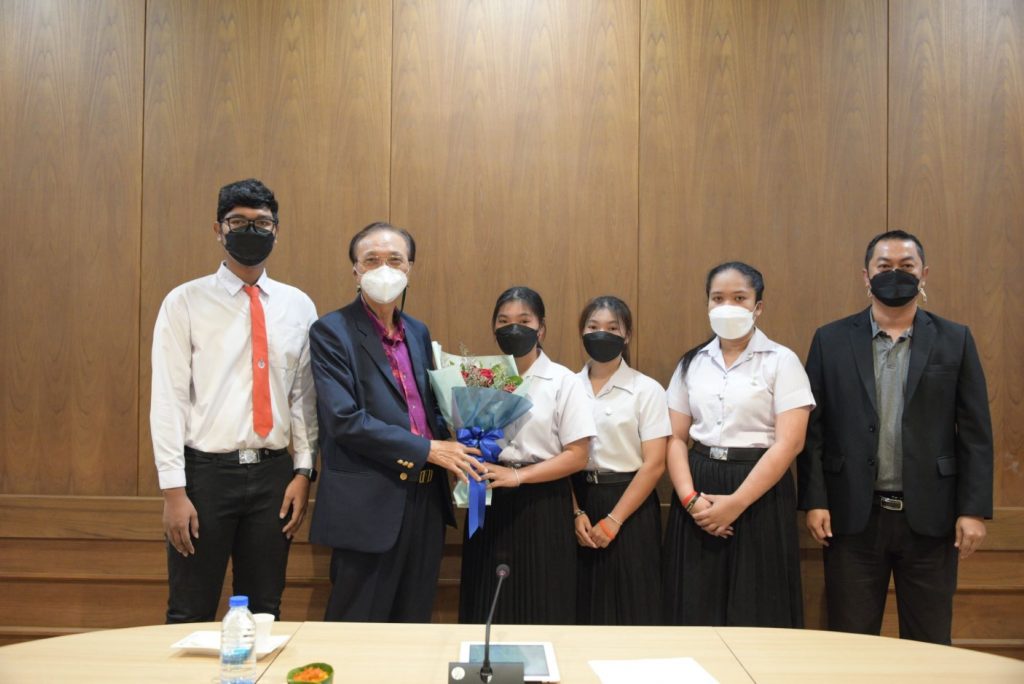 อธิการบดี ม.วลัยลักษณ์ มอบช่อดอกไม้แสดงความยินดีแก่อาจารย์และนักศึกษา ส.วิศวกรรมศาสตร์ฯ ผู้สร้างชื่อเสียงให้มหาวิทยาลัย