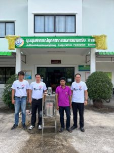 วิศวกรรมเครื่องกลและหุ่นยนต์เพื่อสังคม สร้างเครื่องผสมน้ำยางพาราให้กับสหกรณ์ชาวสวนยางเพื่อผลิตเสาจราจรบอกทาง