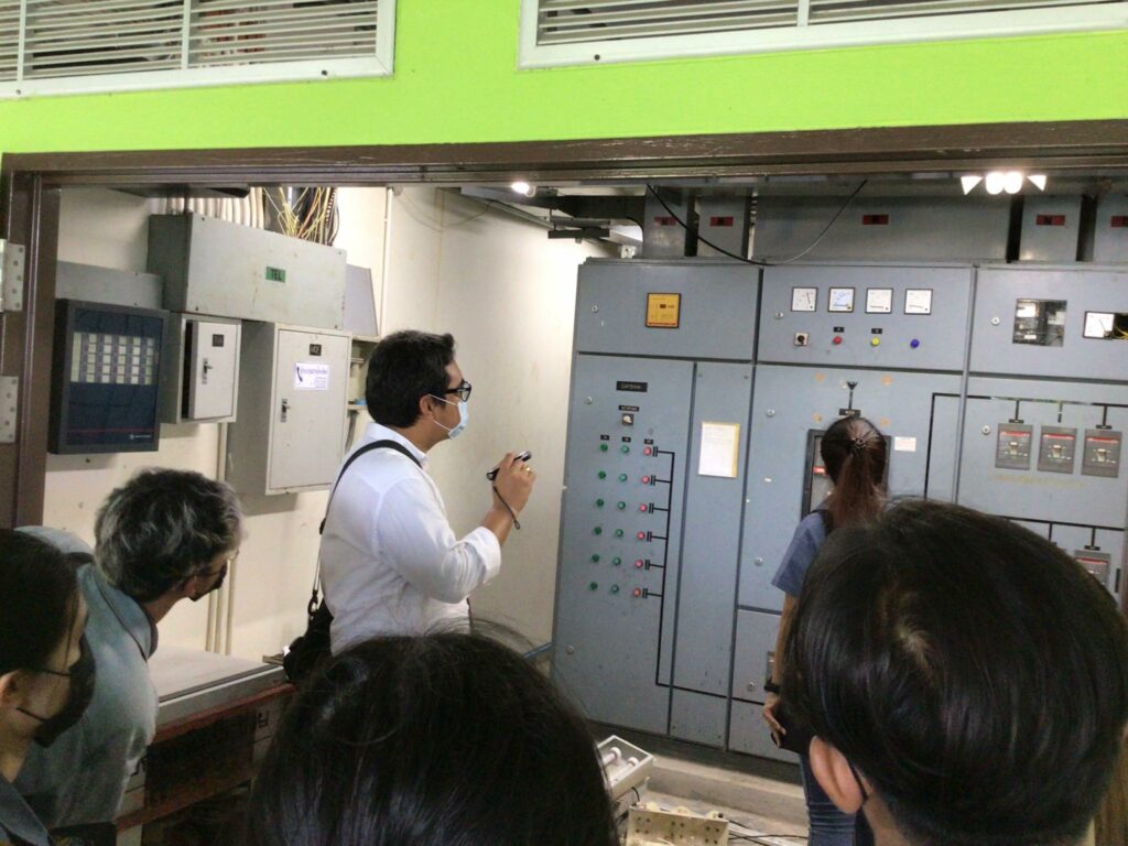 นักศึกษาวิศวะไฟฟ้า ศึกษาดูงานหม้อแปลงและระบบไฟฟ้าในอาคาร ม.วลัยลักษณ์