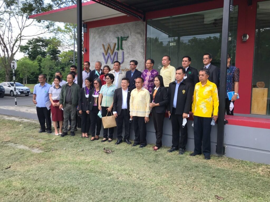 คณะนักวิจัยศูนย์ความเป็นเลิศด้านไม้และวัสดุชีวภาพให้การต้อนรับรับผู้ว่าราชการจังหวัด พร้อมหัวหน้าส่วนราชการ