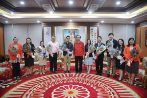 ได้รับช่อดอกไม้แสดงความยินดีกับตำแหน่งทางวิชาการ