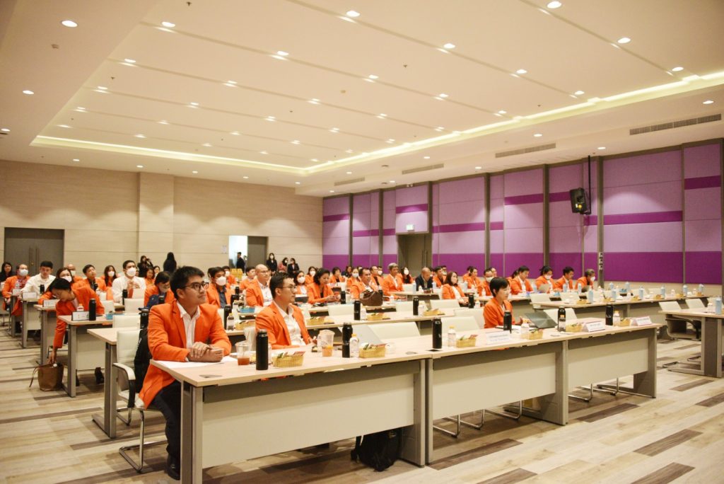 อาจารย์รับเกียรติบัตรให้แก่นักวิจัยที่ได้รับการจัดลำดับจาก AD Scientific Index