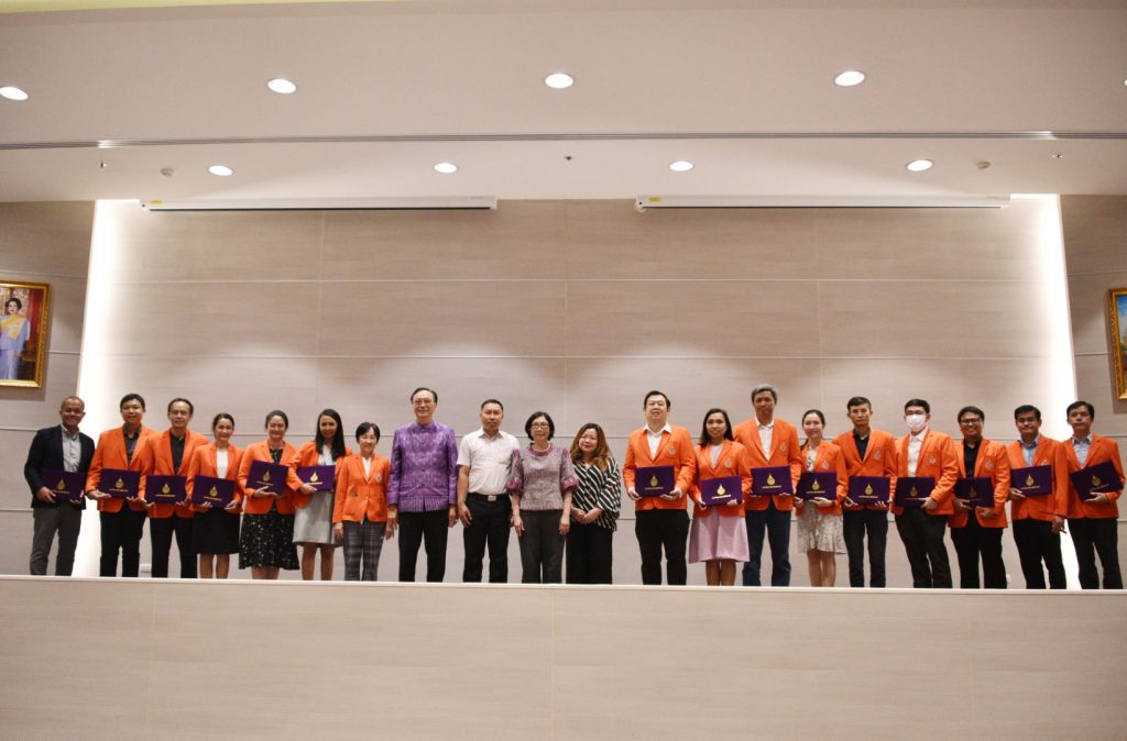 อาจารย์รับเกียรติบัตรให้แก่นักวิจัยที่ได้รับการจัดลำดับจาก AD Scientific Index