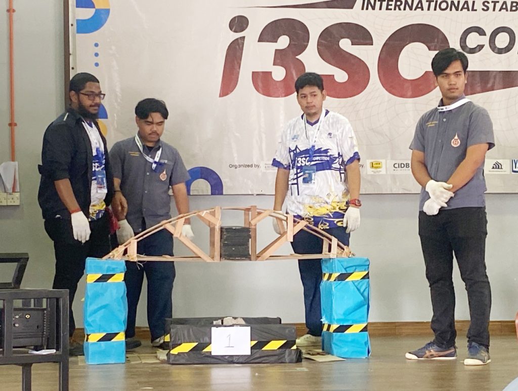 นศ.วิศวะฯ โยธา มวล. กวาด 3 รางวัล มาเลเซีย