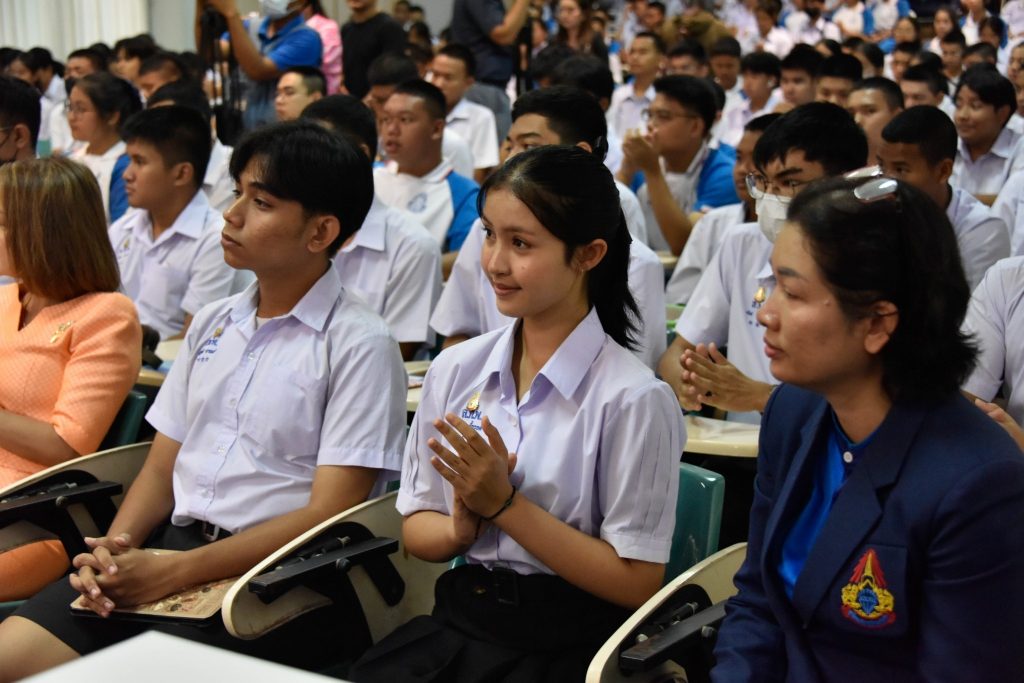 วิศวกรรมศาสตร์และเทคโนโลยี ออกประชาสัมพันธ์หลักสูตรโรงเรียนสาธิตเทศบาลเพชรจริก จังหวัดนครศรีธรรมราช