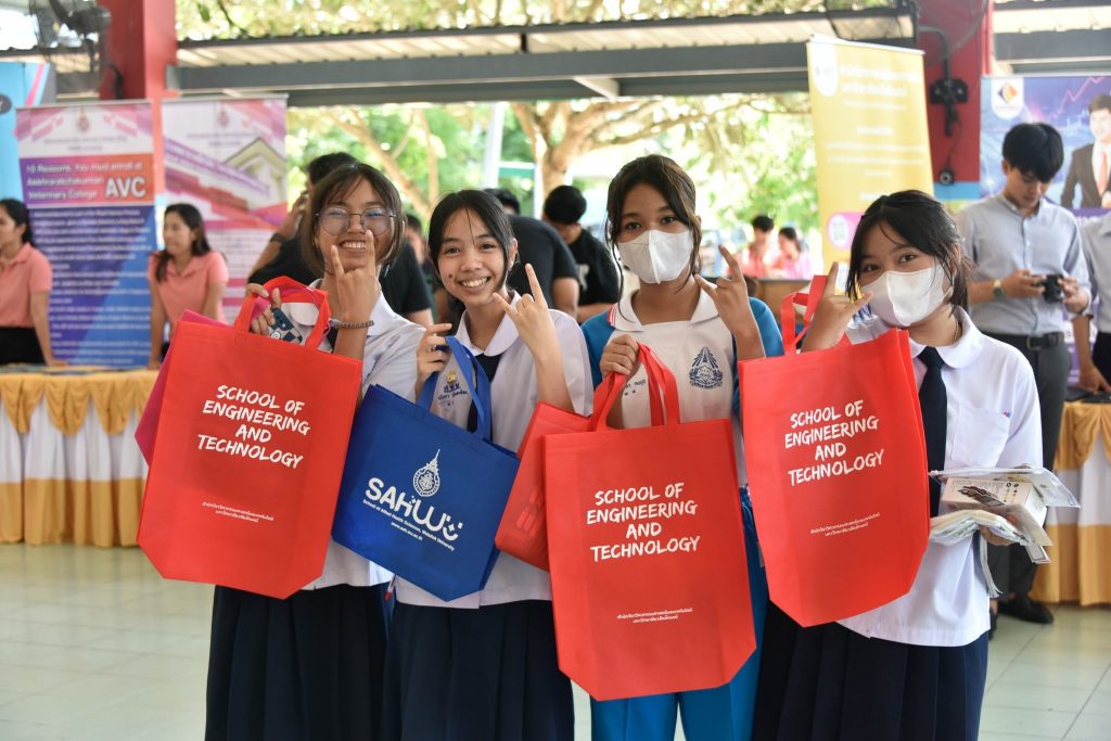 วิศวกรรมศาสตร์และเทคโนโลยี ออกประชาสัมพันธ์หลักสูตรโรงเรียนสาธิตเทศบาลเพชรจริก จังหวัดนครศรีธรรมราช