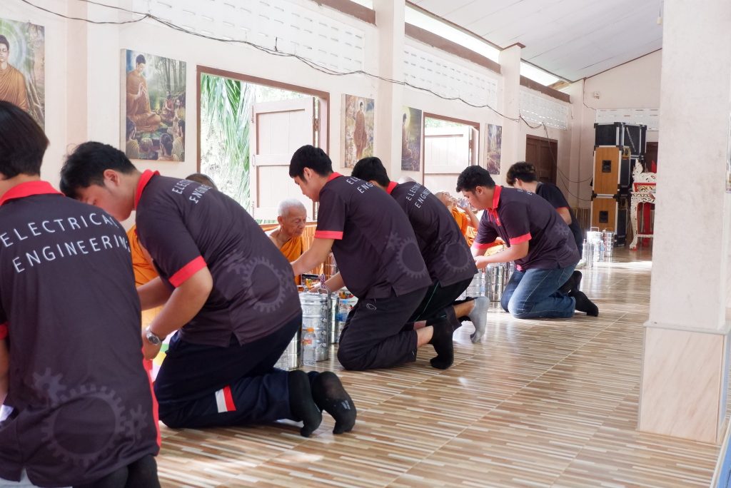 นักศึกษาวิศวกรรมไฟฟ้า ส.วิศวกรรมศาสตร์และเทคโนโลยี จัดค่ายอาสาพัฒนาระบบไฟฟ้าแรงดันต่ำ ครั้งที่ 14