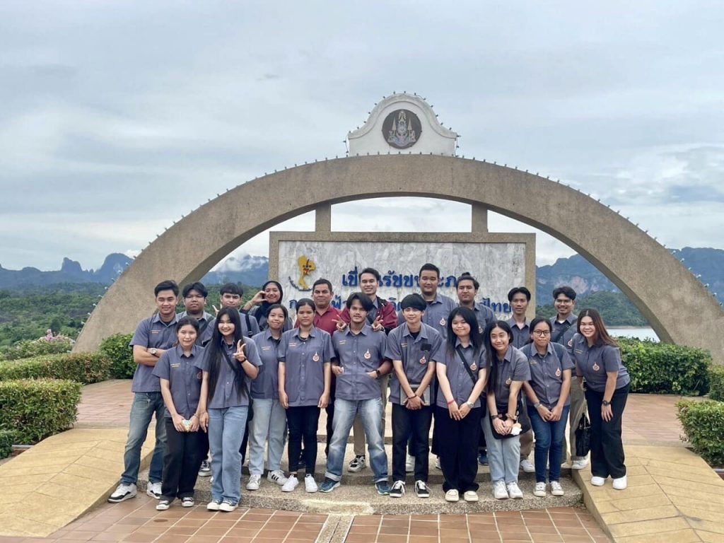 นักศึกษาวิศวกรรมไฟฟ้า ทัศนศึกษาดูงาน ณ การไฟฟ้าฝ่ายผลิตแห่งประเทศไทย เขื่อนรัชชประภา จังหวัดสุราษฎ์ธานี