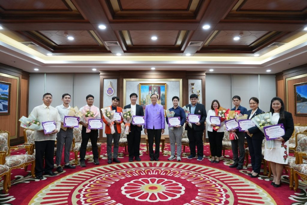 อธิการบดี ม.วลัยลักษณ์ มอบช่อดอกไม้แสดงความยินดีแก่ผู้ได้รับแต่งตั้งให้ดำรงตำแหน่งทางวิชาการ