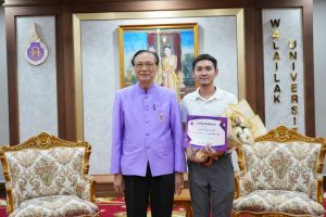 อธิการบดี ม.วลัยลักษณ์ มอบช่อดอกไม้แสดงความยินดีแก่ผู้ได้รับแต่งตั้งให้ดำรงตำแหน่งทางวิชาการ