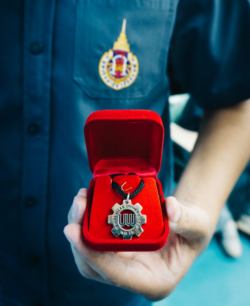 พิธีมอบสัญลักษณ์วิศวกรรมศาสตร์และเทคโนโลยี สำนักวิชาวิศวกรรมศาสตร์และเทคโนโลยี ปีการศึกษา 2567