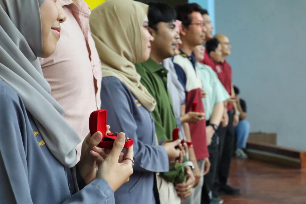 พิธีมอบสัญลักษณ์วิศวกรรมศาสตร์และเทคโนโลยี สำนักวิชาวิศวกรรมศาสตร์และเทคโนโลยี ปีการศึกษา 2567