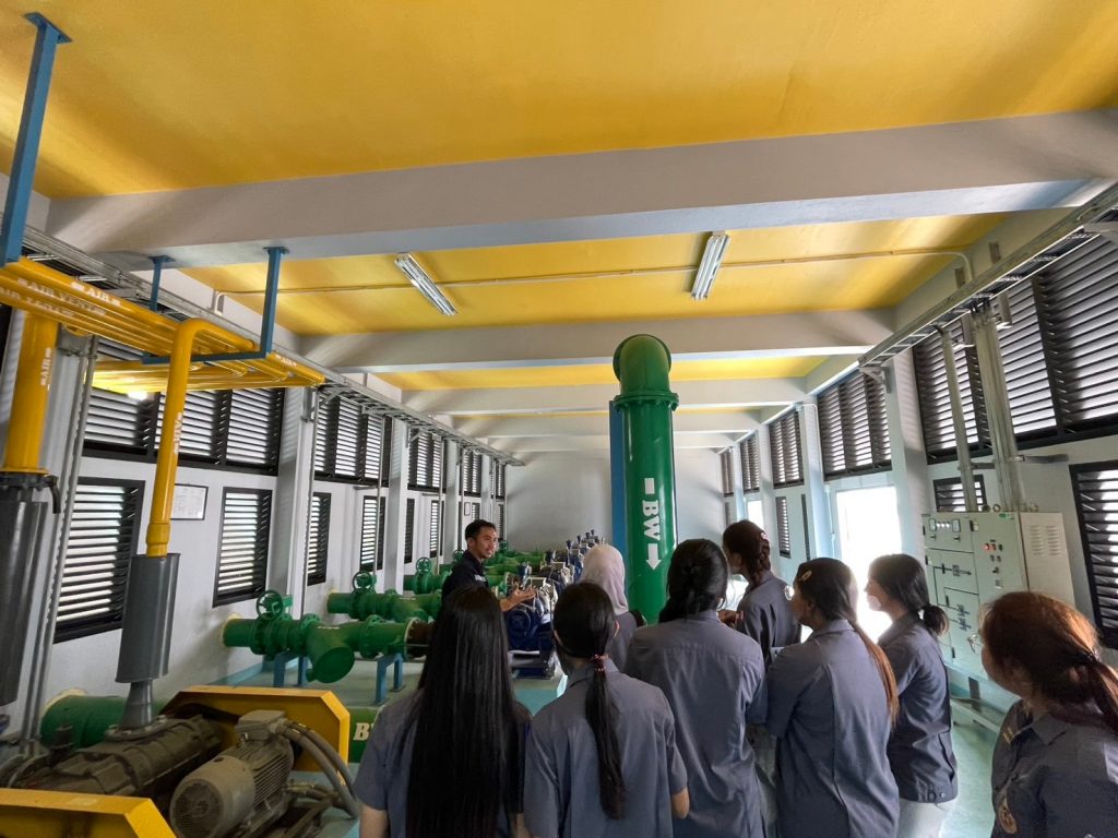 นักศึกษาวิศวกรรมเคมีและเภสัชกรรม มวล. ปี 3 ลงพื้นที่เรียนรู้ระบบกำจัดน้ำจริงที่มหาวิทยาลัยวลัยลักษณ์