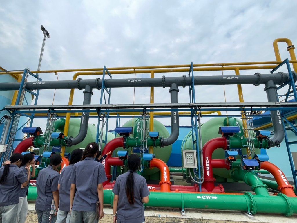 นักศึกษาวิศวกรรมเคมีและเภสัชกรรม มวล. ปี 3 ลงพื้นที่เรียนรู้ระบบกำจัดน้ำจริงที่มหาวิทยาลัยวลัยลักษณ์