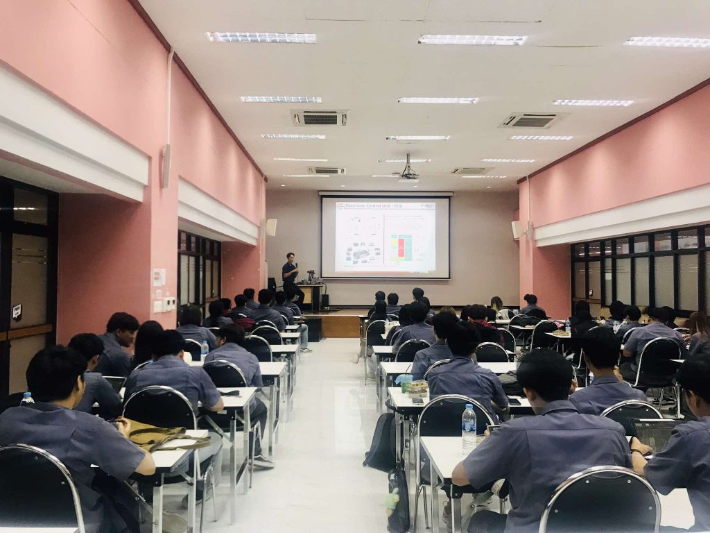 นักศึกษาวิศวกรรมไฟฟ้า และวิศวกรรมคอมพิวเตอร์และปัญญาประดิษฐ์ ร่วมฟังบรรยายพิเศษจากผู้เชี่ยวชาญด้านซอฟต์แวร์จากอุตสาหกรรม