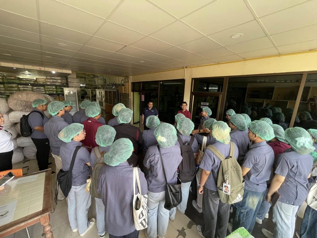 นักศึกษาวิศวกรรมปิโตรเคมีและพอลิเมอร์ ม.วลัยลักษณ์ ศึกษาดูงานกระบวนการผลิตพลาสติก ณ หจก.ลาภทักษิณพลาสติก