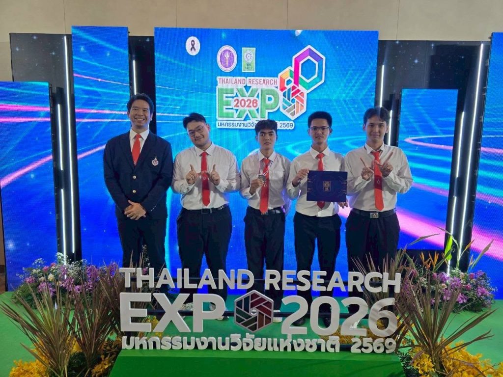 สำนักวิชาวิศวกรรมศาสตร์และเทคโนโลยี มหาวิทยาลัยวลัยลักษณ์ ขอแสดงความยินดีกับนักศึกษาหลักสูตรวิศวกรรมคอมพิวเตอร์และปัญญาประดิษฐ์ ในโอกาสสร้างผลงานโดดเด่นและได้รับรางวัลนวัตกรรมสายอุดมศึกษา หรือ Higher Education Innovation Award รวมจำนวน 5 ผลงาน จากการเข้าร่วมนำเสนอผลงานภายในงาน มหกรรมงานวิจัยแห่งชาติ 2569 (Thailand Research Expo 2026) พิธีมอบรางวัลจัดขึ้นโดยสำนักงานการวิจัยแห่งชาติ (วช.) กระทรวงการอุดมศึกษา วิทยาศาสตร์ วิจัยและนวัตกรรม ระหว่างวันที่ 22–24 มิถุนายน 2569 ณ โรงแรมเซ็นทาราแกรนด์ และบางกอกคอนเวนชันเซ็นเตอร์ เซ็นทรัลเวิลด์ กรุงเทพมหานคร โดยมีผลงานวิจัยและนวัตกรรมจากนักศึกษาและสถาบันอุดมศึกษาทั่วประเทศเข้าร่วมนำเสนอเป็นจำนวนมาก สำหรับผลงานใน ด้านวิศวกรรมศาสตร์ เทคโนโลยีปัญญาประดิษฐ์และอุปกรณ์อัจฉริยะ นักศึกษาหลักสูตรวิศวกรรมคอมพิวเตอร์และปัญญาประดิษฐ์ได้รับรางวัลจำนวน 3 ผลงาน ประกอบด้วย ถ้วยรางวัลระดับดีและรางวัลเหรียญทอง จากผลงานเรื่อง “ระบบวิเคราะห์คลื่นไฟฟ้าหัวใจจากอุปกรณ์สวมใส่สำหรับการจำแนกภาวะหัวใจเต้นผิดจังหวะในผู้สูงอายุด้วยเทคโนโลยีปัญญาประดิษฐ์” ผลงานโดย นายธนภัทร ชัยณรงค์ นายพงพิพัฒน์ เมืองด้วง และมารีอาร์ นิทัศน์นวเดชากุล ภายใต้การให้คำปรึกษาของ ผู้ช่วยศาสตราจารย์ ดร. อาสาฬห์ชัย สุขเกื้อ และ รองศาสตราจารย์ ดร. เพ็ญศิริ เอกจิตต์ ผลงานดังกล่าวเป็นการนำข้อมูลคลื่นไฟฟ้าหัวใจที่ได้จากอุปกรณ์สวมใส่มาวิเคราะห์ด้วยเทคโนโลยีปัญญาประดิษฐ์ เพื่อสนับสนุนการจำแนกภาวะหัวใจเต้นผิดจังหวะในผู้สูงอายุ ซึ่งมีศักยภาพในการพัฒนาเป็นเครื่องมือช่วยเฝ้าระวังและติดตามความผิดปกติของหัวใจได้อย่างสะดวกและรวดเร็ว รางวัลเหรียญทอง จากผลงานเรื่อง “อุปกรณ์ยิงห่วงยางช่วยเหลือคนจมน้ำด้วยปัญญาประดิษฐ์” ผลงานโดย นายธนชัย เหมทานนท์ นายอดิศักดิ์ แท้ธนกิจ และนายอัซรุณณ์ ดือเร๊ะ โดยมี ผู้ช่วยศาสตราจารย์ ดร. อาสาฬห์ชัย สุขเกื้อ และ รองศาสตราจารย์ ดร. เพ็ญศิริ เอกจิตต์ เป็นอาจารย์ที่ปรึกษา ผลงานนี้ประยุกต์ใช้เทคโนโลยีปัญญาประดิษฐ์ร่วมกับอุปกรณ์ช่วยชีวิต เพื่อเพิ่มประสิทธิภาพและความรวดเร็วในการส่งห่วงยางไปยังผู้ประสบเหตุทางน้ำ นับเป็นนวัตกรรมที่มุ่งนำเทคโนโลยีมาใช้สนับสนุนการช่วยเหลือและลดความเสี่ยงจากอุบัติเหตุจมน้ำ รางวัลเหรียญเงิน จากผลงานเรื่อง “ปัญญาประดิษฐ์เพื่อการคัดกรองมัลแวร์” ผลงานโดย นายกฤษฎิ์ พลจันทึก และนายอนุชิต เขียวหอม ภายใต้การให้คำปรึกษาของ ผู้ช่วยศาสตราจารย์ ดร. อาสาฬห์ชัย สุขเกื้อ รองศาสตราจารย์ ดร. เพ็ญศิริ เอกจิตต์ และอาจารย์ ดร. ณัฐ วรรณวาส ผลงานดังกล่าวเป็นการนำเทคโนโลยีปัญญาประดิษฐ์มาประยุกต์ใช้ในการตรวจสอบและคัดกรองโปรแกรมหรือไฟล์ที่อาจมีมัลแวร์ เพื่อสนับสนุนการรักษาความมั่นคงปลอดภัยทางไซเบอร์ และช่วยลดความเสี่ยงจากภัยคุกคามที่อาจส่งผลกระทบต่อผู้ใช้งานและระบบสารสนเทศ นอกจากนี้ ใน ด้านสาธารณสุข สุขภาพ และเทคโนโลยีการแพทย์ นักศึกษาได้รับรางวัลเหรียญเงินอีกจำนวน 2 ผลงาน ได้แก่ รางวัลเหรียญเงิน จากผลงานเรื่อง “ระบบอัจฉริยะสำหรับการตรวจจับและวิเคราะห์สภาวะสมองด้วยเทคโนโลยีคลื่นสมองและปัญญาประดิษฐ์” ผลงานโดย นายพีร์นิธิ พิกุลงาม นายทักชินัน ปักสงค์ นายพิสิฏฐ์ รอดเกลี้ยง และนายกิตติศักดิ์ มณีมั่งคั่ง โดยมี ผู้ช่วยศาสตราจารย์ ดร. อาสาฬห์ชัย สุขเกื้อ รองศาสตราจารย์ ดร. เพ็ญศิริ เอกจิตต์ และผู้ช่วยศาสตราจารย์ ดร. วันวิสาข์ สายสนั่น ณ อยุธยา เป็นอาจารย์ที่ปรึกษา ผลงานดังกล่าวประยุกต์ใช้ข้อมูลคลื่นสมองร่วมกับเทคโนโลยีปัญญาประดิษฐ์ เพื่อสนับสนุนการตรวจจับและวิเคราะห์สภาวะของสมองอย่างเป็นระบบ ซึ่งสามารถนำไปพัฒนาต่อยอดในงานด้านสุขภาพ การแพทย์ และการเฝ้าระวังความผิดปกติที่เกี่ยวข้องกับระบบประสาทได้ในอนาคต อีกหนึ่งผลงานที่ได้รับ รางวัลเหรียญเงิน คือ “ระบบประเมินระดับความรุนแรงของสิวและให้คำแนะนำผ่านแอปพลิเคชันเว็บ” ผลงานโดย นายต้นตระกูล สุทธิเกิด นายนราศักดิ์ ทองพิจิตร และนายธนภัทร เรืองทอง ภายใต้การให้คำปรึกษาของ ผู้ช่วยศาสตราจารย์ ดร. อาสาฬห์ชัย สุขเกื้อ และ รองศาสตราจารย์ ดร. เพ็ญศิริ เอกจิตต์ ผลงานนี้นำเทคโนโลยีการวิเคราะห์ภาพและปัญญาประดิษฐ์มาใช้ประเมินระดับความรุนแรงของสิว พร้อมนำเสนอคำแนะนำเบื้องต้นผ่านเว็บแอปพลิเคชัน เพื่อช่วยให้ผู้ใช้งานสามารถติดตามและประเมินสภาพผิวได้สะดวกมากยิ่งขึ้น ความสำเร็จจากทั้ง 5 ผลงาน สะท้อนให้เห็นถึงศักยภาพของนักศึกษาหลักสูตรวิศวกรรมคอมพิวเตอร์และปัญญาประดิษฐ์ ในการนำองค์ความรู้ด้านวิศวกรรมคอมพิวเตอร์ ปัญญาประดิษฐ์ การประมวลผลข้อมูล และอุปกรณ์อัจฉริยะ มาประยุกต์ใช้เพื่อแก้ไขปัญหาที่สำคัญในด้านสุขภาพ ความปลอดภัย ความมั่นคงทางไซเบอร์ และคุณภาพชีวิตของประชาชน สำนักวิชาวิศวกรรมศาสตร์และเทคโนโลยี มหาวิทยาลัยวลัยลักษณ์ ขอแสดงความยินดีและชื่นชมกับนักศึกษาผู้ได้รับรางวัล รวมถึงคณาจารย์ที่ปรึกษาทุกท่าน ที่ร่วมกันสร้างสรรค์ผลงานวิจัยและนวัตกรรมอันทรงคุณค่า พร้อมสร้างชื่อเสียงให้แก่หลักสูตร สำนักวิชา และมหาวิทยาลัยวลัยลักษณ์ในระดับประเทศ ความสำเร็จครั้งนี้นับเป็นอีกหนึ่งแรงบันดาลใจสำคัญในการส่งเสริมให้นักศึกษาพัฒนานวัตกรรมที่สามารถนำไปใช้ประโยชน์ต่อสังคมและประเทศชาติต่อไป