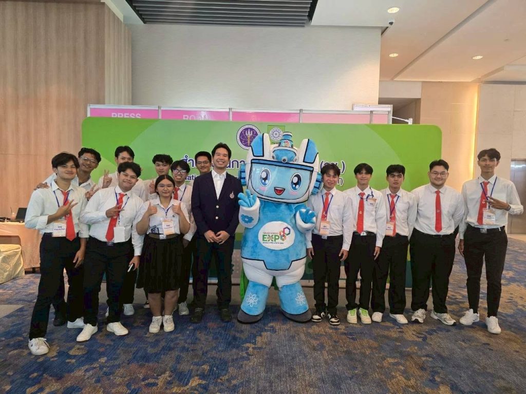 สำนักวิชาวิศวกรรมศาสตร์และเทคโนโลยี มหาวิทยาลัยวลัยลักษณ์ ขอแสดงความยินดีกับนักศึกษาหลักสูตรวิศวกรรมคอมพิวเตอร์และปัญญาประดิษฐ์ ในโอกาสสร้างผลงานโดดเด่นและได้รับรางวัลนวัตกรรมสายอุดมศึกษา หรือ Higher Education Innovation Award รวมจำนวน 5 ผลงาน จากการเข้าร่วมนำเสนอผลงานภายในงาน มหกรรมงานวิจัยแห่งชาติ 2569 (Thailand Research Expo 2026) พิธีมอบรางวัลจัดขึ้นโดยสำนักงานการวิจัยแห่งชาติ (วช.) กระทรวงการอุดมศึกษา วิทยาศาสตร์ วิจัยและนวัตกรรม ระหว่างวันที่ 22–24 มิถุนายน 2569 ณ โรงแรมเซ็นทาราแกรนด์ และบางกอกคอนเวนชันเซ็นเตอร์ เซ็นทรัลเวิลด์ กรุงเทพมหานคร โดยมีผลงานวิจัยและนวัตกรรมจากนักศึกษาและสถาบันอุดมศึกษาทั่วประเทศเข้าร่วมนำเสนอเป็นจำนวนมาก สำหรับผลงานใน ด้านวิศวกรรมศาสตร์ เทคโนโลยีปัญญาประดิษฐ์และอุปกรณ์อัจฉริยะ นักศึกษาหลักสูตรวิศวกรรมคอมพิวเตอร์และปัญญาประดิษฐ์ได้รับรางวัลจำนวน 3 ผลงาน ประกอบด้วย ถ้วยรางวัลระดับดีและรางวัลเหรียญทอง จากผลงานเรื่อง “ระบบวิเคราะห์คลื่นไฟฟ้าหัวใจจากอุปกรณ์สวมใส่สำหรับการจำแนกภาวะหัวใจเต้นผิดจังหวะในผู้สูงอายุด้วยเทคโนโลยีปัญญาประดิษฐ์” ผลงานโดย นายธนภัทร ชัยณรงค์ นายพงพิพัฒน์ เมืองด้วง และมารีอาร์ นิทัศน์นวเดชากุล ภายใต้การให้คำปรึกษาของ ผู้ช่วยศาสตราจารย์ ดร. อาสาฬห์ชัย สุขเกื้อ และ รองศาสตราจารย์ ดร. เพ็ญศิริ เอกจิตต์ ผลงานดังกล่าวเป็นการนำข้อมูลคลื่นไฟฟ้าหัวใจที่ได้จากอุปกรณ์สวมใส่มาวิเคราะห์ด้วยเทคโนโลยีปัญญาประดิษฐ์ เพื่อสนับสนุนการจำแนกภาวะหัวใจเต้นผิดจังหวะในผู้สูงอายุ ซึ่งมีศักยภาพในการพัฒนาเป็นเครื่องมือช่วยเฝ้าระวังและติดตามความผิดปกติของหัวใจได้อย่างสะดวกและรวดเร็ว รางวัลเหรียญทอง จากผลงานเรื่อง “อุปกรณ์ยิงห่วงยางช่วยเหลือคนจมน้ำด้วยปัญญาประดิษฐ์” ผลงานโดย นายธนชัย เหมทานนท์ นายอดิศักดิ์ แท้ธนกิจ และนายอัซรุณณ์ ดือเร๊ะ โดยมี ผู้ช่วยศาสตราจารย์ ดร. อาสาฬห์ชัย สุขเกื้อ และ รองศาสตราจารย์ ดร. เพ็ญศิริ เอกจิตต์ เป็นอาจารย์ที่ปรึกษา ผลงานนี้ประยุกต์ใช้เทคโนโลยีปัญญาประดิษฐ์ร่วมกับอุปกรณ์ช่วยชีวิต เพื่อเพิ่มประสิทธิภาพและความรวดเร็วในการส่งห่วงยางไปยังผู้ประสบเหตุทางน้ำ นับเป็นนวัตกรรมที่มุ่งนำเทคโนโลยีมาใช้สนับสนุนการช่วยเหลือและลดความเสี่ยงจากอุบัติเหตุจมน้ำ รางวัลเหรียญเงิน จากผลงานเรื่อง “ปัญญาประดิษฐ์เพื่อการคัดกรองมัลแวร์” ผลงานโดย นายกฤษฎิ์ พลจันทึก และนายอนุชิต เขียวหอม ภายใต้การให้คำปรึกษาของ ผู้ช่วยศาสตราจารย์ ดร. อาสาฬห์ชัย สุขเกื้อ รองศาสตราจารย์ ดร. เพ็ญศิริ เอกจิตต์ และอาจารย์ ดร. ณัฐ วรรณวาส ผลงานดังกล่าวเป็นการนำเทคโนโลยีปัญญาประดิษฐ์มาประยุกต์ใช้ในการตรวจสอบและคัดกรองโปรแกรมหรือไฟล์ที่อาจมีมัลแวร์ เพื่อสนับสนุนการรักษาความมั่นคงปลอดภัยทางไซเบอร์ และช่วยลดความเสี่ยงจากภัยคุกคามที่อาจส่งผลกระทบต่อผู้ใช้งานและระบบสารสนเทศ นอกจากนี้ ใน ด้านสาธารณสุข สุขภาพ และเทคโนโลยีการแพทย์ นักศึกษาได้รับรางวัลเหรียญเงินอีกจำนวน 2 ผลงาน ได้แก่ รางวัลเหรียญเงิน จากผลงานเรื่อง “ระบบอัจฉริยะสำหรับการตรวจจับและวิเคราะห์สภาวะสมองด้วยเทคโนโลยีคลื่นสมองและปัญญาประดิษฐ์” ผลงานโดย นายพีร์นิธิ พิกุลงาม นายทักชินัน ปักสงค์ นายพิสิฏฐ์ รอดเกลี้ยง และนายกิตติศักดิ์ มณีมั่งคั่ง โดยมี ผู้ช่วยศาสตราจารย์ ดร. อาสาฬห์ชัย สุขเกื้อ รองศาสตราจารย์ ดร. เพ็ญศิริ เอกจิตต์ และผู้ช่วยศาสตราจารย์ ดร. วันวิสาข์ สายสนั่น ณ อยุธยา เป็นอาจารย์ที่ปรึกษา ผลงานดังกล่าวประยุกต์ใช้ข้อมูลคลื่นสมองร่วมกับเทคโนโลยีปัญญาประดิษฐ์ เพื่อสนับสนุนการตรวจจับและวิเคราะห์สภาวะของสมองอย่างเป็นระบบ ซึ่งสามารถนำไปพัฒนาต่อยอดในงานด้านสุขภาพ การแพทย์ และการเฝ้าระวังความผิดปกติที่เกี่ยวข้องกับระบบประสาทได้ในอนาคต อีกหนึ่งผลงานที่ได้รับ รางวัลเหรียญเงิน คือ “ระบบประเมินระดับความรุนแรงของสิวและให้คำแนะนำผ่านแอปพลิเคชันเว็บ” ผลงานโดย นายต้นตระกูล สุทธิเกิด นายนราศักดิ์ ทองพิจิตร และนายธนภัทร เรืองทอง ภายใต้การให้คำปรึกษาของ ผู้ช่วยศาสตราจารย์ ดร. อาสาฬห์ชัย สุขเกื้อ และ รองศาสตราจารย์ ดร. เพ็ญศิริ เอกจิตต์ ผลงานนี้นำเทคโนโลยีการวิเคราะห์ภาพและปัญญาประดิษฐ์มาใช้ประเมินระดับความรุนแรงของสิว พร้อมนำเสนอคำแนะนำเบื้องต้นผ่านเว็บแอปพลิเคชัน เพื่อช่วยให้ผู้ใช้งานสามารถติดตามและประเมินสภาพผิวได้สะดวกมากยิ่งขึ้น ความสำเร็จจากทั้ง 5 ผลงาน สะท้อนให้เห็นถึงศักยภาพของนักศึกษาหลักสูตรวิศวกรรมคอมพิวเตอร์และปัญญาประดิษฐ์ ในการนำองค์ความรู้ด้านวิศวกรรมคอมพิวเตอร์ ปัญญาประดิษฐ์ การประมวลผลข้อมูล และอุปกรณ์อัจฉริยะ มาประยุกต์ใช้เพื่อแก้ไขปัญหาที่สำคัญในด้านสุขภาพ ความปลอดภัย ความมั่นคงทางไซเบอร์ และคุณภาพชีวิตของประชาชน สำนักวิชาวิศวกรรมศาสตร์และเทคโนโลยี มหาวิทยาลัยวลัยลักษณ์ ขอแสดงความยินดีและชื่นชมกับนักศึกษาผู้ได้รับรางวัล รวมถึงคณาจารย์ที่ปรึกษาทุกท่าน ที่ร่วมกันสร้างสรรค์ผลงานวิจัยและนวัตกรรมอันทรงคุณค่า พร้อมสร้างชื่อเสียงให้แก่หลักสูตร สำนักวิชา และมหาวิทยาลัยวลัยลักษณ์ในระดับประเทศ ความสำเร็จครั้งนี้นับเป็นอีกหนึ่งแรงบันดาลใจสำคัญในการส่งเสริมให้นักศึกษาพัฒนานวัตกรรมที่สามารถนำไปใช้ประโยชน์ต่อสังคมและประเทศชาติต่อไป