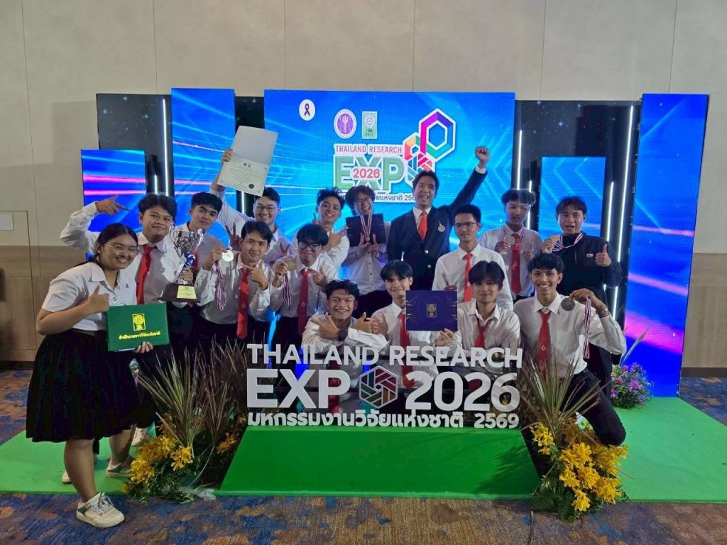 สำนักวิชาวิศวกรรมศาสตร์และเทคโนโลยี มหาวิทยาลัยวลัยลักษณ์ ขอแสดงความยินดีกับนักศึกษาหลักสูตรวิศวกรรมคอมพิวเตอร์และปัญญาประดิษฐ์ ในโอกาสสร้างผลงานโดดเด่นและได้รับรางวัลนวัตกรรมสายอุดมศึกษา หรือ Higher Education Innovation Award รวมจำนวน 5 ผลงาน จากการเข้าร่วมนำเสนอผลงานภายในงาน มหกรรมงานวิจัยแห่งชาติ 2569 (Thailand Research Expo 2026) พิธีมอบรางวัลจัดขึ้นโดยสำนักงานการวิจัยแห่งชาติ (วช.) กระทรวงการอุดมศึกษา วิทยาศาสตร์ วิจัยและนวัตกรรม ระหว่างวันที่ 22–24 มิถุนายน 2569 ณ โรงแรมเซ็นทาราแกรนด์ และบางกอกคอนเวนชันเซ็นเตอร์ เซ็นทรัลเวิลด์ กรุงเทพมหานคร โดยมีผลงานวิจัยและนวัตกรรมจากนักศึกษาและสถาบันอุดมศึกษาทั่วประเทศเข้าร่วมนำเสนอเป็นจำนวนมาก สำหรับผลงานใน ด้านวิศวกรรมศาสตร์ เทคโนโลยีปัญญาประดิษฐ์และอุปกรณ์อัจฉริยะ นักศึกษาหลักสูตรวิศวกรรมคอมพิวเตอร์และปัญญาประดิษฐ์ได้รับรางวัลจำนวน 3 ผลงาน ประกอบด้วย ถ้วยรางวัลระดับดีและรางวัลเหรียญทอง จากผลงานเรื่อง “ระบบวิเคราะห์คลื่นไฟฟ้าหัวใจจากอุปกรณ์สวมใส่สำหรับการจำแนกภาวะหัวใจเต้นผิดจังหวะในผู้สูงอายุด้วยเทคโนโลยีปัญญาประดิษฐ์” ผลงานโดย นายธนภัทร ชัยณรงค์ นายพงพิพัฒน์ เมืองด้วง และมารีอาร์ นิทัศน์นวเดชากุล ภายใต้การให้คำปรึกษาของ ผู้ช่วยศาสตราจารย์ ดร. อาสาฬห์ชัย สุขเกื้อ และ รองศาสตราจารย์ ดร. เพ็ญศิริ เอกจิตต์ ผลงานดังกล่าวเป็นการนำข้อมูลคลื่นไฟฟ้าหัวใจที่ได้จากอุปกรณ์สวมใส่มาวิเคราะห์ด้วยเทคโนโลยีปัญญาประดิษฐ์ เพื่อสนับสนุนการจำแนกภาวะหัวใจเต้นผิดจังหวะในผู้สูงอายุ ซึ่งมีศักยภาพในการพัฒนาเป็นเครื่องมือช่วยเฝ้าระวังและติดตามความผิดปกติของหัวใจได้อย่างสะดวกและรวดเร็ว รางวัลเหรียญทอง จากผลงานเรื่อง “อุปกรณ์ยิงห่วงยางช่วยเหลือคนจมน้ำด้วยปัญญาประดิษฐ์” ผลงานโดย นายธนชัย เหมทานนท์ นายอดิศักดิ์ แท้ธนกิจ และนายอัซรุณณ์ ดือเร๊ะ โดยมี ผู้ช่วยศาสตราจารย์ ดร. อาสาฬห์ชัย สุขเกื้อ และ รองศาสตราจารย์ ดร. เพ็ญศิริ เอกจิตต์ เป็นอาจารย์ที่ปรึกษา ผลงานนี้ประยุกต์ใช้เทคโนโลยีปัญญาประดิษฐ์ร่วมกับอุปกรณ์ช่วยชีวิต เพื่อเพิ่มประสิทธิภาพและความรวดเร็วในการส่งห่วงยางไปยังผู้ประสบเหตุทางน้ำ นับเป็นนวัตกรรมที่มุ่งนำเทคโนโลยีมาใช้สนับสนุนการช่วยเหลือและลดความเสี่ยงจากอุบัติเหตุจมน้ำ รางวัลเหรียญเงิน จากผลงานเรื่อง “ปัญญาประดิษฐ์เพื่อการคัดกรองมัลแวร์” ผลงานโดย นายกฤษฎิ์ พลจันทึก และนายอนุชิต เขียวหอม ภายใต้การให้คำปรึกษาของ ผู้ช่วยศาสตราจารย์ ดร. อาสาฬห์ชัย สุขเกื้อ รองศาสตราจารย์ ดร. เพ็ญศิริ เอกจิตต์ และอาจารย์ ดร. ณัฐ วรรณวาส ผลงานดังกล่าวเป็นการนำเทคโนโลยีปัญญาประดิษฐ์มาประยุกต์ใช้ในการตรวจสอบและคัดกรองโปรแกรมหรือไฟล์ที่อาจมีมัลแวร์ เพื่อสนับสนุนการรักษาความมั่นคงปลอดภัยทางไซเบอร์ และช่วยลดความเสี่ยงจากภัยคุกคามที่อาจส่งผลกระทบต่อผู้ใช้งานและระบบสารสนเทศ นอกจากนี้ ใน ด้านสาธารณสุข สุขภาพ และเทคโนโลยีการแพทย์ นักศึกษาได้รับรางวัลเหรียญเงินอีกจำนวน 2 ผลงาน ได้แก่ รางวัลเหรียญเงิน จากผลงานเรื่อง “ระบบอัจฉริยะสำหรับการตรวจจับและวิเคราะห์สภาวะสมองด้วยเทคโนโลยีคลื่นสมองและปัญญาประดิษฐ์” ผลงานโดย นายพีร์นิธิ พิกุลงาม นายทักชินัน ปักสงค์ นายพิสิฏฐ์ รอดเกลี้ยง และนายกิตติศักดิ์ มณีมั่งคั่ง โดยมี ผู้ช่วยศาสตราจารย์ ดร. อาสาฬห์ชัย สุขเกื้อ รองศาสตราจารย์ ดร. เพ็ญศิริ เอกจิตต์ และผู้ช่วยศาสตราจารย์ ดร. วันวิสาข์ สายสนั่น ณ อยุธยา เป็นอาจารย์ที่ปรึกษา ผลงานดังกล่าวประยุกต์ใช้ข้อมูลคลื่นสมองร่วมกับเทคโนโลยีปัญญาประดิษฐ์ เพื่อสนับสนุนการตรวจจับและวิเคราะห์สภาวะของสมองอย่างเป็นระบบ ซึ่งสามารถนำไปพัฒนาต่อยอดในงานด้านสุขภาพ การแพทย์ และการเฝ้าระวังความผิดปกติที่เกี่ยวข้องกับระบบประสาทได้ในอนาคต อีกหนึ่งผลงานที่ได้รับ รางวัลเหรียญเงิน คือ “ระบบประเมินระดับความรุนแรงของสิวและให้คำแนะนำผ่านแอปพลิเคชันเว็บ” ผลงานโดย นายต้นตระกูล สุทธิเกิด นายนราศักดิ์ ทองพิจิตร และนายธนภัทร เรืองทอง ภายใต้การให้คำปรึกษาของ ผู้ช่วยศาสตราจารย์ ดร. อาสาฬห์ชัย สุขเกื้อ และ รองศาสตราจารย์ ดร. เพ็ญศิริ เอกจิตต์ ผลงานนี้นำเทคโนโลยีการวิเคราะห์ภาพและปัญญาประดิษฐ์มาใช้ประเมินระดับความรุนแรงของสิว พร้อมนำเสนอคำแนะนำเบื้องต้นผ่านเว็บแอปพลิเคชัน เพื่อช่วยให้ผู้ใช้งานสามารถติดตามและประเมินสภาพผิวได้สะดวกมากยิ่งขึ้น ความสำเร็จจากทั้ง 5 ผลงาน สะท้อนให้เห็นถึงศักยภาพของนักศึกษาหลักสูตรวิศวกรรมคอมพิวเตอร์และปัญญาประดิษฐ์ ในการนำองค์ความรู้ด้านวิศวกรรมคอมพิวเตอร์ ปัญญาประดิษฐ์ การประมวลผลข้อมูล และอุปกรณ์อัจฉริยะ มาประยุกต์ใช้เพื่อแก้ไขปัญหาที่สำคัญในด้านสุขภาพ ความปลอดภัย ความมั่นคงทางไซเบอร์ และคุณภาพชีวิตของประชาชน สำนักวิชาวิศวกรรมศาสตร์และเทคโนโลยี มหาวิทยาลัยวลัยลักษณ์ ขอแสดงความยินดีและชื่นชมกับนักศึกษาผู้ได้รับรางวัล รวมถึงคณาจารย์ที่ปรึกษาทุกท่าน ที่ร่วมกันสร้างสรรค์ผลงานวิจัยและนวัตกรรมอันทรงคุณค่า พร้อมสร้างชื่อเสียงให้แก่หลักสูตร สำนักวิชา และมหาวิทยาลัยวลัยลักษณ์ในระดับประเทศ ความสำเร็จครั้งนี้นับเป็นอีกหนึ่งแรงบันดาลใจสำคัญในการส่งเสริมให้นักศึกษาพัฒนานวัตกรรมที่สามารถนำไปใช้ประโยชน์ต่อสังคมและประเทศชาติต่อไป