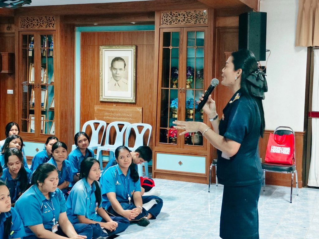 วันที่ 3 สิงหาคม 2569 สำนักวิชาวิศวกรรมศาสตร์และเทคโนโลยี มหาวิทยาลัยวลัยลักษณ์ ลงพื้นที่ โรงเรียนมูลนิธิมัธยมวัดควนวิเศษ จังหวัดตรัง เพื่อประชาสัมพันธ์หลักสูตรและแนะแนวการศึกษาต่อในระดับอุดมศึกษา พร้อมเปิดมุมมองเกี่ยวกับการเรียนด้านวิศวกรรมศาสตร์และเทคโนโลยีให้แก่นักเรียนที่กำลังเตรียมตัววางแผนการศึกษาต่อในอนาคต ก่อนที่มหาวิทยาลัยวลัยลักษณ์จะเปิดรับสมัครนักศึกษาใหม่ TCAS70 ในวันที่ 15 สิงหาคม 2569 กิจกรรมครั้งนี้มุ่งสร้างความรู้ความเข้าใจเกี่ยวกับการศึกษาต่อในกลุ่มสาขาวิศวกรรมศาสตร์และเทคโนโลยี โดยตัวแทนจากสำนักวิชาวิศวกรรมศาสตร์และเทคโนโลยีได้ให้ข้อมูลเกี่ยวกับหลักสูตร การจัดการเรียนการสอน รูปแบบการเรียนรู้ทั้งภาคทฤษฎีและภาคปฏิบัติ รวมถึงทักษะสำคัญที่นักศึกษาจะได้รับระหว่างการศึกษา เพื่อให้นักเรียนสามารถนำข้อมูลไปประกอบการตัดสินใจเลือกหลักสูตรที่เหมาะสมกับความสนใจ ความถนัด และเป้าหมายทางอาชีพของตนเอง นอกจากนี้ ยังได้แนะนำแนวทางการเตรียมความพร้อมสำหรับการสมัครเข้าศึกษาต่อในมหาวิทยาลัย ทั้งในด้านการวางแผนการเรียน การเตรียมข้อมูลและเอกสารสำหรับการสมัคร ตลอดจนการศึกษารายละเอียดเกี่ยวกับหลักสูตรที่สนใจ เพื่อให้นักเรียนสามารถเตรียมตัวเข้าสู่กระบวนการคัดเลือก TCAS70 ได้อย่างมั่นใจมากยิ่งขึ้น ภายในกิจกรรม นักเรียนยังมีโอกาสสอบถามและแลกเปลี่ยนข้อมูลเกี่ยวกับการเรียนในมหาวิทยาลัย บรรยากาศการใช้ชีวิตของนักศึกษา การเรียนในสายวิศวกรรมศาสตร์และเทคโนโลยี ตลอดจนโอกาสในการประกอบอาชีพหลังสำเร็จการศึกษา ซึ่งช่วยให้นักเรียนได้มองเห็นภาพเส้นทางจากการเลือกเรียนในระดับมหาวิทยาลัยไปสู่การทำงานในอนาคตได้อย่างชัดเจนยิ่งขึ้น การลงพื้นที่แนะแนวการศึกษาในครั้งนี้ถือเป็นอีกหนึ่งกิจกรรมสำคัญในการสร้างโอกาสให้นักเรียนได้เข้าถึงข้อมูลการศึกษาต่อโดยตรงจากมหาวิทยาลัย พร้อมสร้างแรงบันดาลใจให้เยาวชนได้ค้นหาความสนใจและศักยภาพของตนเอง โดยเฉพาะในศาสตร์ด้านวิศวกรรมและเทคโนโลยี ซึ่งมีบทบาทสำคัญต่อการพัฒนานวัตกรรม อุตสาหกรรม และการเปลี่ยนแปลงของโลกในอนาคต สำนักวิชาวิศวกรรมศาสตร์และเทคโนโลยี มหาวิทยาลัยวลัยลักษณ์ พร้อมเป็นพื้นที่แห่งการเรียนรู้และพัฒนาศักยภาพของนักศึกษา เพื่อให้น้อง ๆ ได้เรียนรู้จากประสบการณ์จริง พัฒนาทักษะที่จำเป็นสำหรับอนาคต และก้าวไปสู่เส้นทางอาชีพด้านวิศวกรรมศาสตร์และเทคโนโลยีอย่างมั่นใจ สำหรับน้อง ๆ ที่สนใจศึกษาต่อ สำนักวิชาวิศวกรรมศาสตร์และเทคโนโลยี มหาวิทยาลัยวลัยลักษณ์ เตรียมเปิดรับสมัครนักศึกษาใหม่ TCAS70 ตั้งแต่วันที่ 15 สิงหาคม 2569 เป็นต้นไป สามารถศึกษารายละเอียดเพิ่มเติมและสมัครเรียนได้ที่ https://entry.wu.ac.th