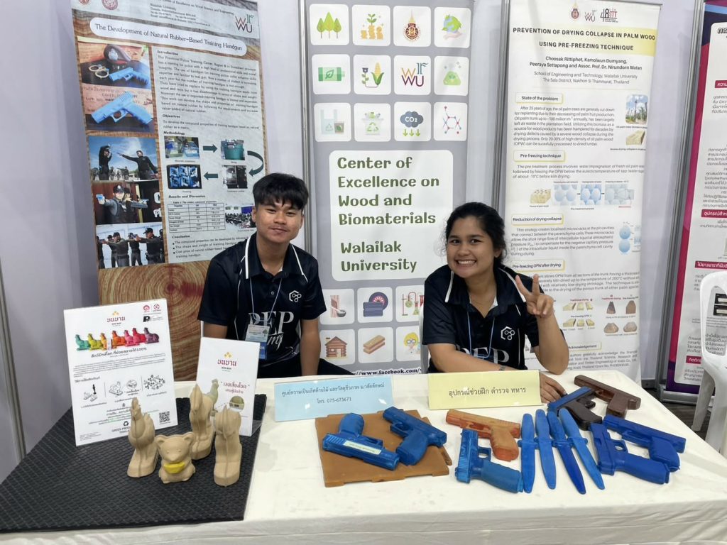 วิศวกรรมปิโตรเคมีและพอลิเมอร์ มวล. ร่วมศูนย์ความเป็นเลิศด้านไม้และวัสดุชีวภาพ จัดแสดงผลงานวิจัยและนวัตกรรมในงาน “มหกรรมยางพาราและเกษตรแฟร์ เสน่ห์อันดามัน”